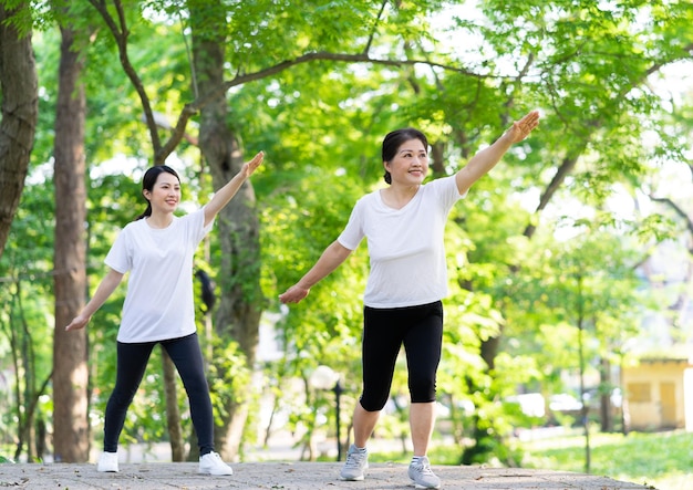 公園でのアジアの母と娘の運動の画像