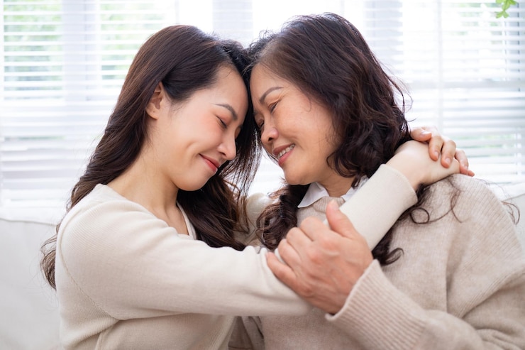 Photo 집에서 아시아 엄마와 딸의 이미지