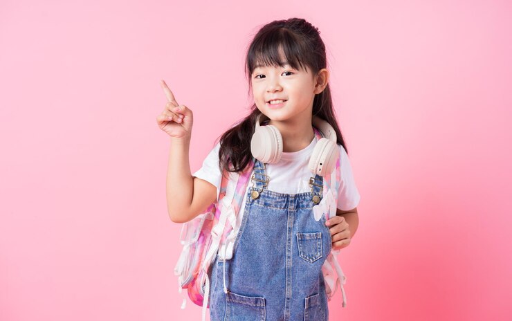 Photo ピンクの背景にアジアの小学生の画像