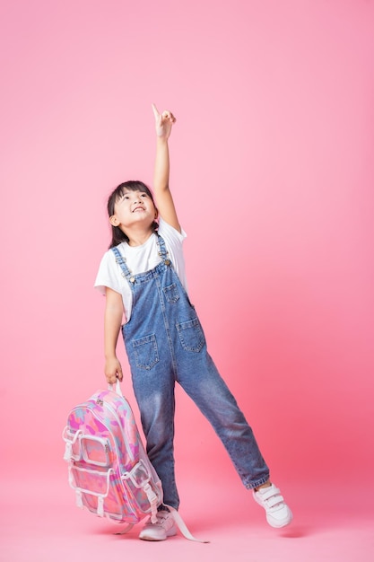 ピンクの背景にアジアの小学生の画像