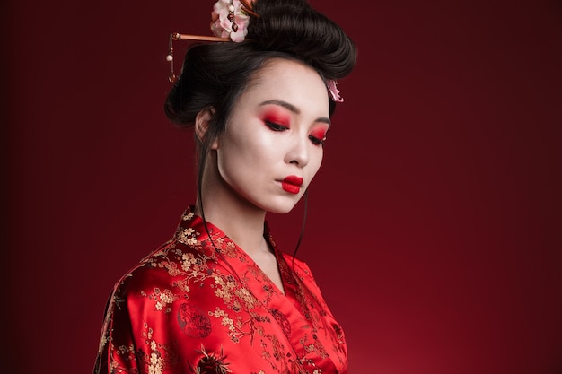 Immagine di una donna geisha asiatica attraente in kimono giapponese tradizionale