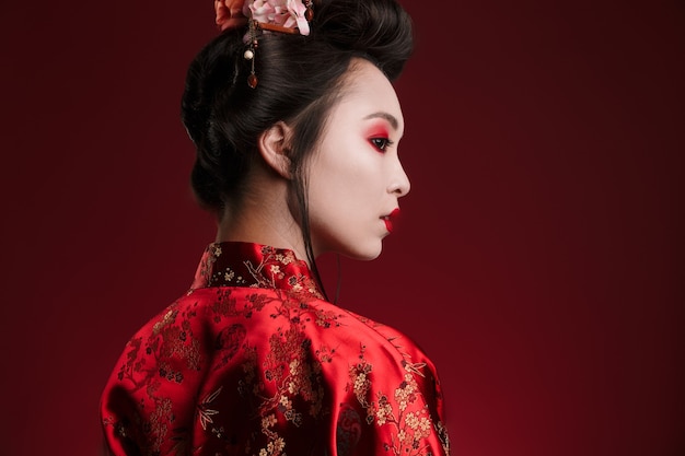 Immagine di una donna geisha asiatica attraente in kimono giapponese tradizionale