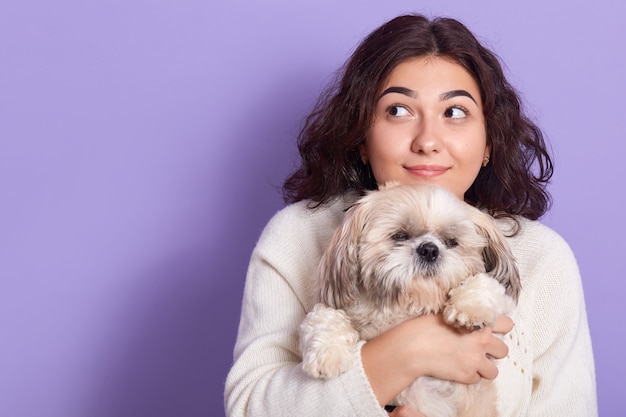 Immagine di bella giovane femmina attraente con capelli ricci neri