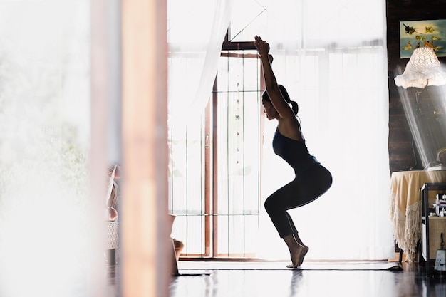 Foto immagine di bella donna che pratica yoga indoor, bella ragazza che pratica cobra asana in classe, pace e relax, felicità della donna, paesaggio, sfondo sfocato.