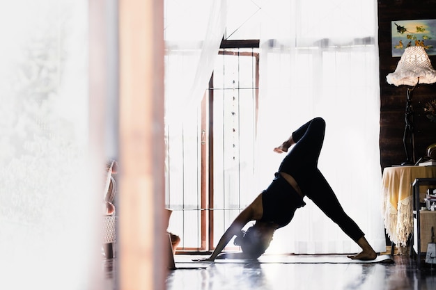 Foto immagine di bella donna che pratica yoga indoor, bella ragazza che pratica cobra asana in classe, pace e relax, felicità della donna, paesaggio, sfondo sfocato.