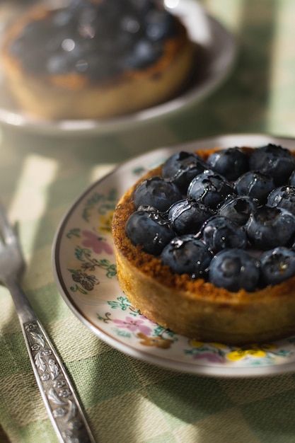 블루베리와 시럽을 곁들인 케이크의 이미지 하드 라이트와 함께 아침에 아침 식사