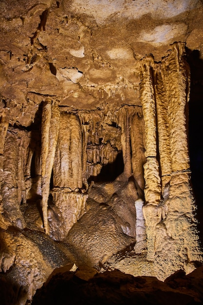 미국 중서부의 갈색과 노란색의 동굴 형성 이미지