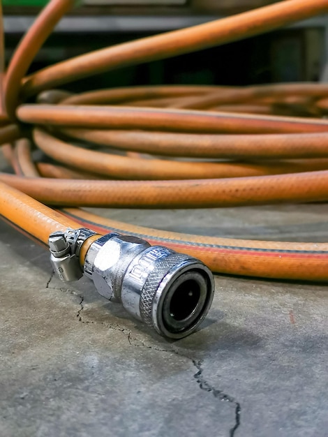 Image of compressor coupler with yellow hose