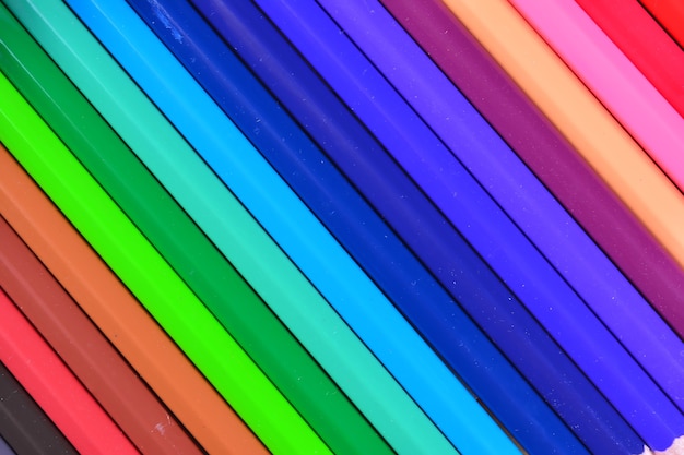 Foto un'immagine di pastelli. matite colorate. matite colorate su fondo bianco e trucioli di legno