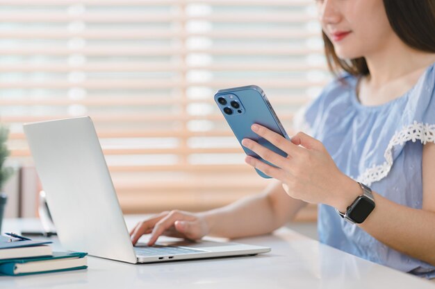 この画像は,リモートワークの概念を象徴する,自宅のオフィスで働く陽気な若いビジネスウーマンを描いています.