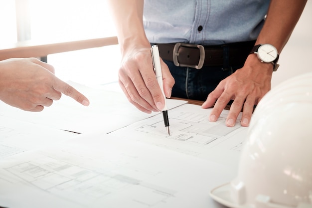 Foto immagine di incontro di ingegnere per progetto architettonico. lavorando con gli strumenti di partner e di ingegneria sul tono dell'annata sul posto di lavoro.