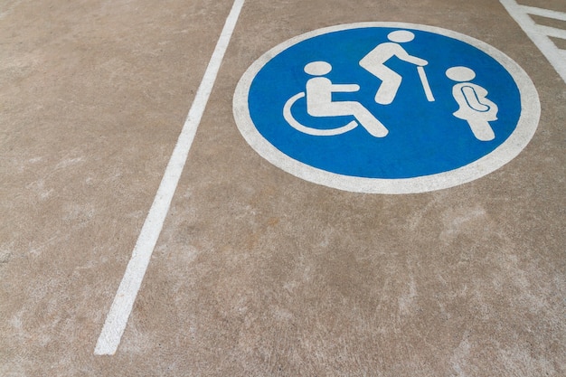 Foto immagine del punto blu dello spazio libero dell'area di parcheggio delle auto con sedia a rotelle o persona con disabilità