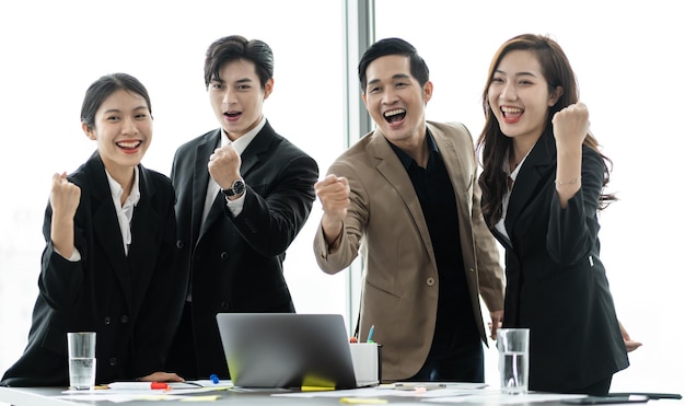 изображение группы азиатских бизнесменов, работающих вместе в компании