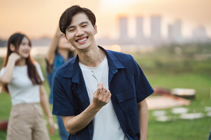 Photo 一群年輕的亞洲人開心地一起笑的圖片