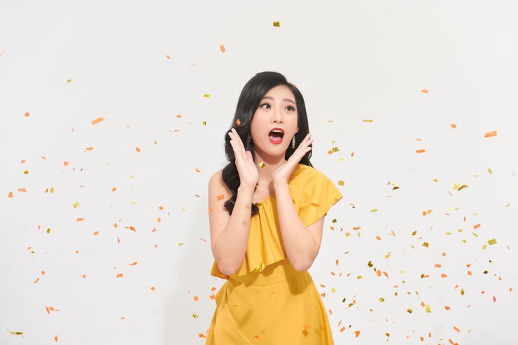 Photo 一位快樂的年輕女人在白色的背景牆上獨自姿態的圖像