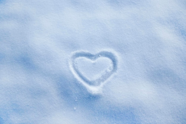 Immagine del cuore nella neve