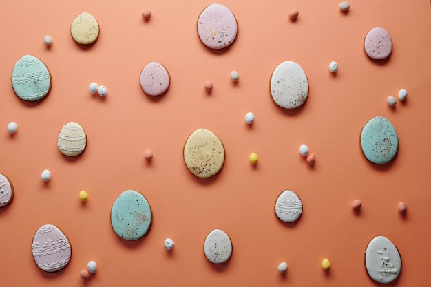 イースター休暇の準備をしている卵の形をした自家製クッキーの画像