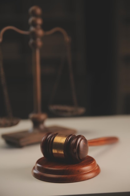 裁判官の画像 ハンマー スケール 法人の女 法書 ラップトップ パソコン 契約書 ペン 法律と正義の概念