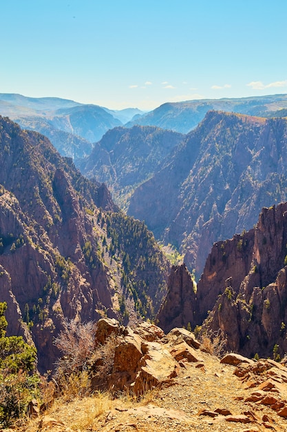 砂漠の山々にある大きな岩だらけの峡谷の画像