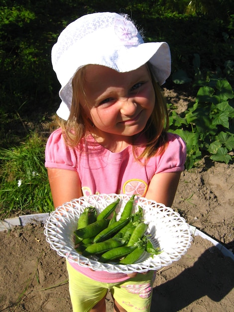 新鮮な豆を提案する小さな女の子の画像