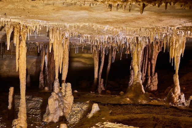 Foto immagine del tunnel della grotta bassa con formazioni di stalagmiti e stalattiti