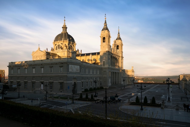 Immagine dello skyline di madrid con la cattedrale di santa maria la real de la almudena