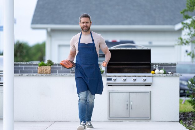 Изображение человека, готовящего барбекю из морепродуктов, прогулки с рыбой, человека, готовящего барбекю из морепродуктов