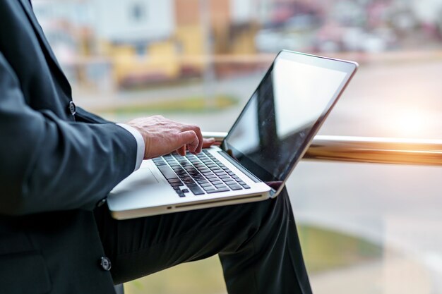 Foto immagine delle mani dell'uomo che digitano sul computer portatile. messa a fuoco selettiva. video sul concetto di business