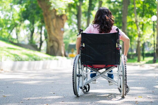 車椅子に座っている中年のアジア人女性の画像