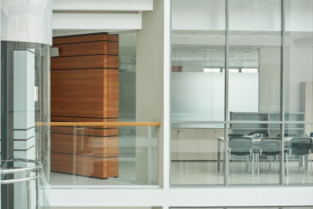 Immagine di un moderno edificio per uffici con pareti in vetro