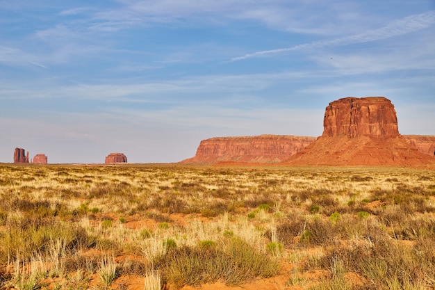 Immagine delle grandi colonne di roccia rossa della monument valley nel deserto