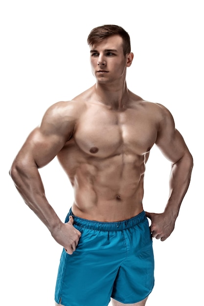 Изображение мускулистого человека, позирующего в студии