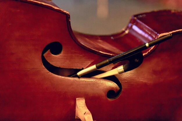 Foto l'immagine di uno strumento musicale contrabbasso con un arco si trova sul palco