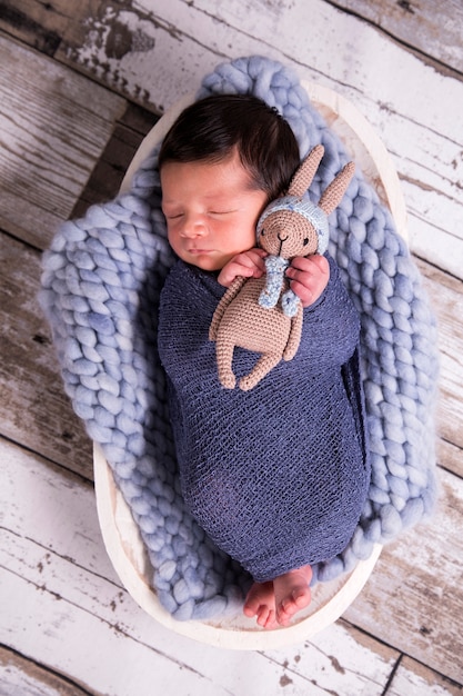 生まれたばかりのブラジル人の赤ちゃんが毛布で寝ている画像