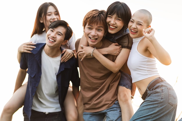 사진 한 무리의 젊은 아시아인들이 함께 행복하게 웃고 있는 사진