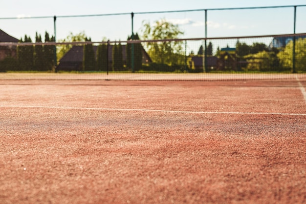Фото Изображение теннисного корта в свете заходящего солнца концепция теннисных соревнований