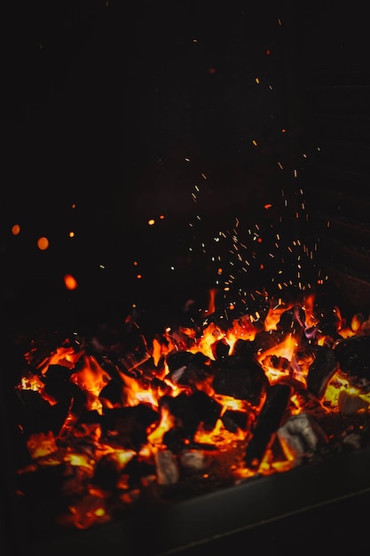 Изображение горящих углей в гриле ресторана
