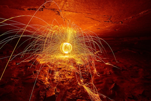 사진 불길한 붉은 빛을 내는 동굴 내부의 주황색과 노란색 불꽃의 구체 이미지