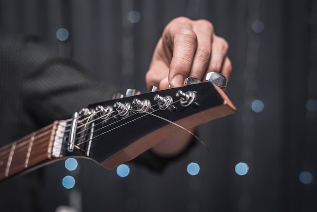 エレクトリックギターのクローズアップの弦の画像。楽器のチューニングと修理のコンセプト。ミクストメディア