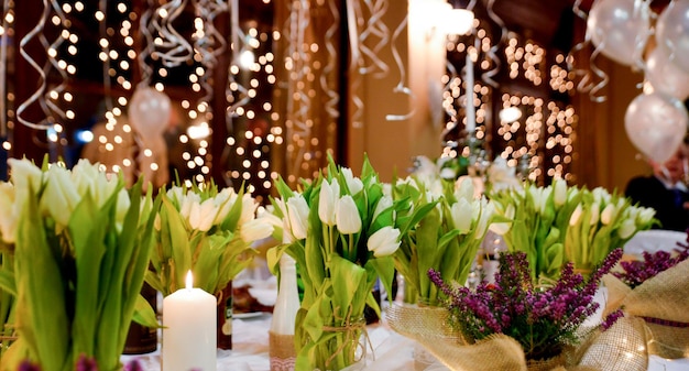 Фото Изображение хорошо украшенных цветов на свадебном столе