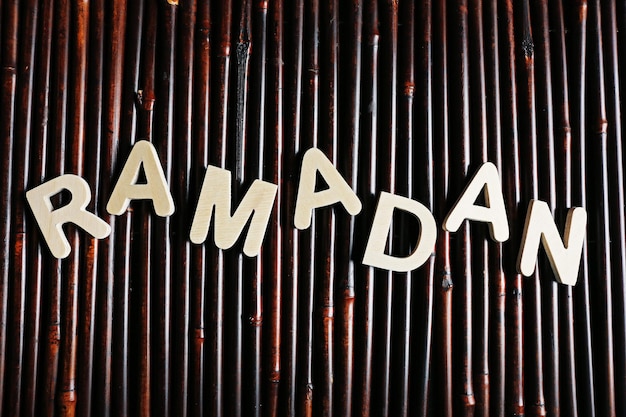 Фото Изображение слова рамадан на деревянном фоне крупным планом