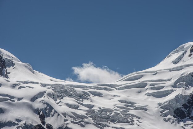 Foto immagine di una parte della neve che copre ancora la montagna innevata di ausangate