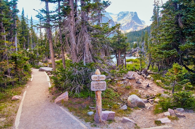 トレイルヘッドサインと山の湖へのパスの画像
