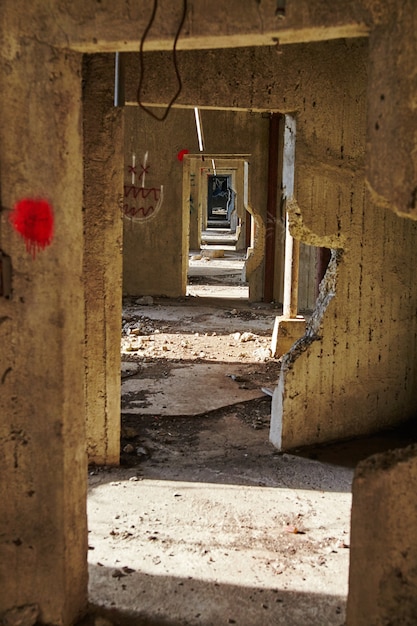 Immagine di un'inquadratura prospettica di porte infinite in un silo per cereali abbandonato con un'atmosfera inquietante