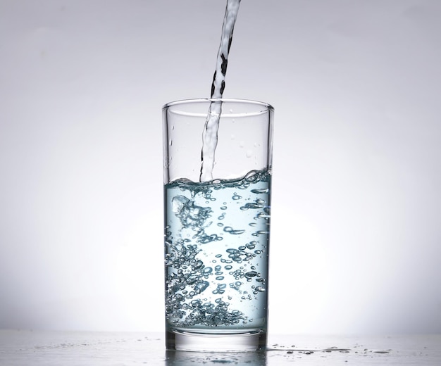 Изображение наливания воды из бутылки с водой в стакан