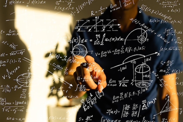 Foto un'immagine di una serie di espressioni matematiche e una mano che punta il dito contro una formula. l'immagine simboleggia la soluzione al problema