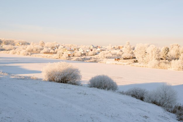 雪に覆われた家や木の画像。新年とクリスマスのコンセプト。高解像度の壁紙。ミクストメディア