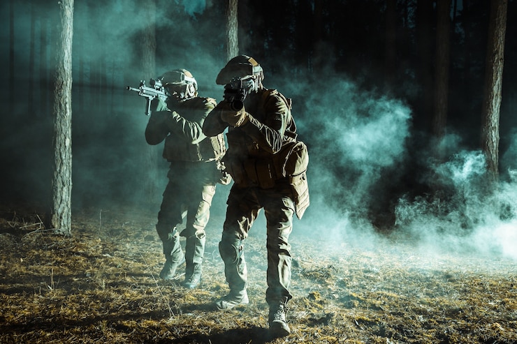 戦闘作戦で動く煙の中の兵士の画像。バックライト、暗い夜、森