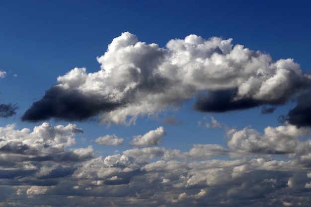 다양한 형태의 흰 구름이 아름다운 무늬를 이루고 있는 여름 푸른 하늘의 이미지