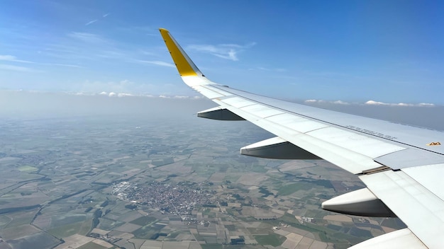 Image of the wing of an airplane while it is running through the air